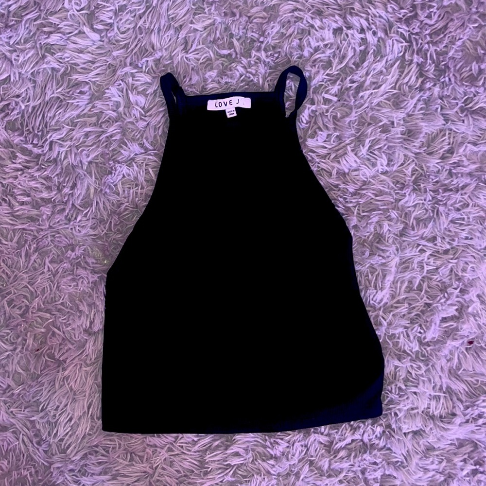 A black crop top.  without sleeves